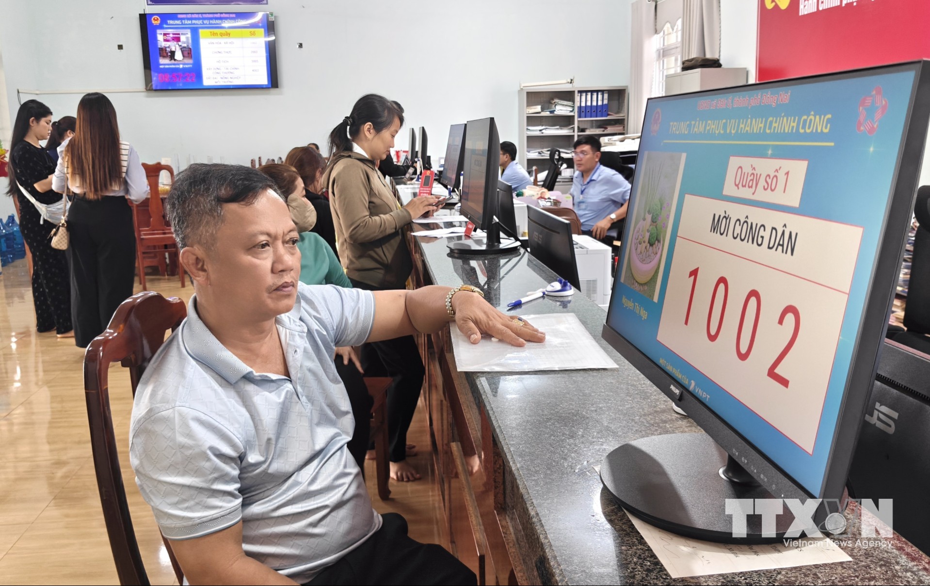 Người dân thực hiện thủ tục trực tuyến tại Trung tâm Phục vụ hành chính công xã Đăk Ơ. (Ảnh: K GỬIH/TTXVN)